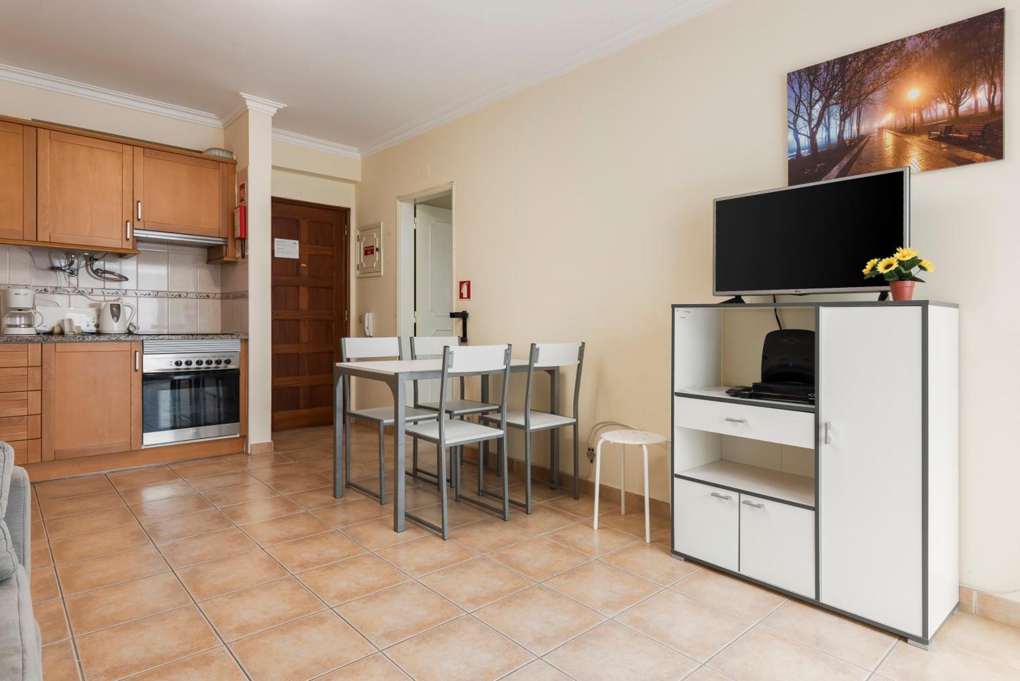 Jaune - 50 Meters To The Beach - Quarteira Luaran gambar